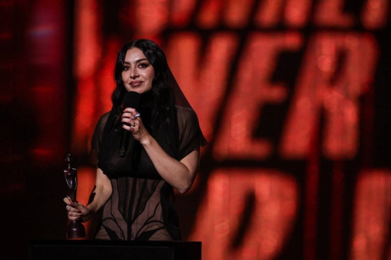 Charli XCX y Olivia Rodrigo en el cartel del Festival de Glastonbury 2025