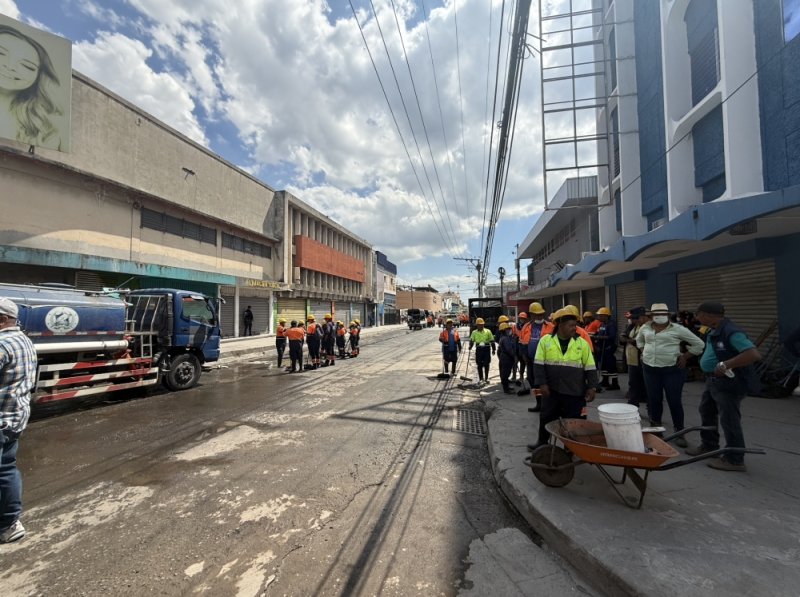 Limpian calles y tragantes en el Centro Histórico tras desalojo