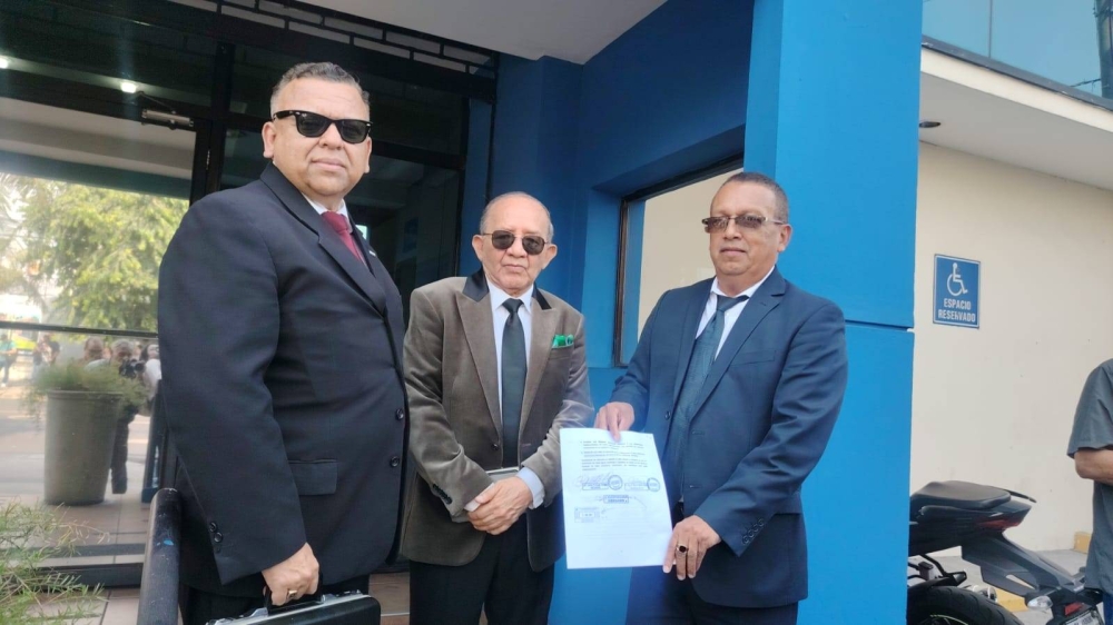 Abogados piden a PDDH que verifique identidad, salud y asistencia de venezolanos en el CECOT