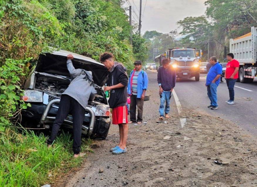Choque entre camión de arena y pick up y deja varios heridos en carretera Panamericana