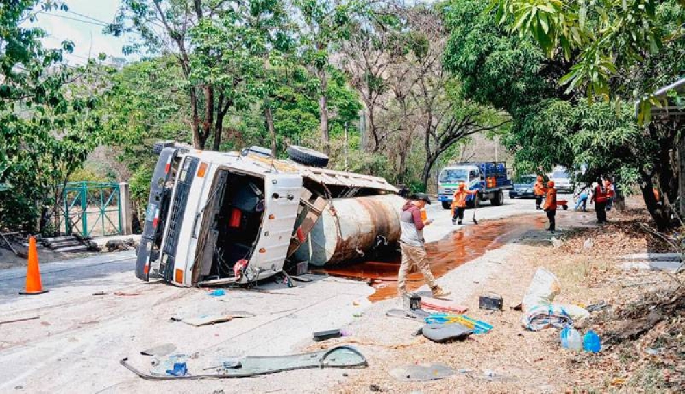 Camión que transportaba melaza vuelca en Texistepeque