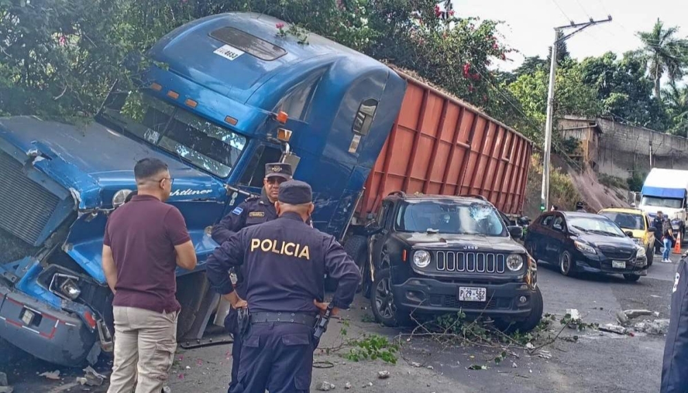 Conductor de una rastra choca contra paredón y un vehículo tras desperfectos mecánicos en San Salvador