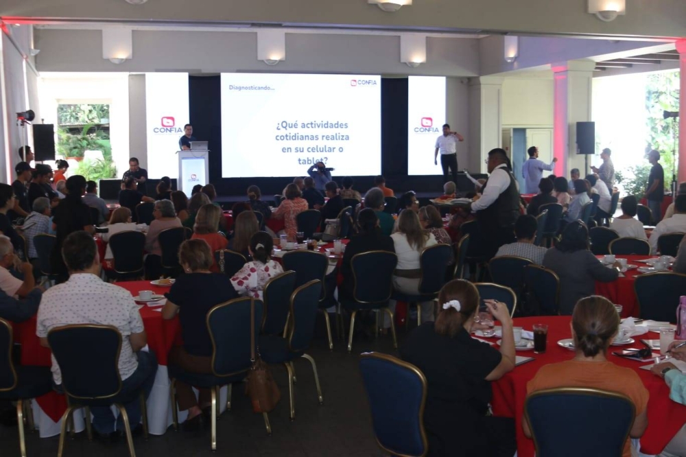 AFP CONFÍA capacita a pensionados en el uso de nuevas tecnologías para mejorar su calidad de vida