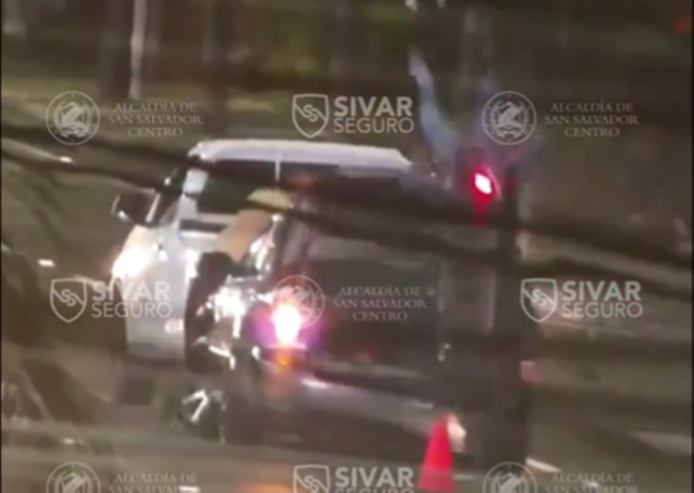 Video: Motociclista choca contra un carro involucrado en otro accidente en la 49 avenida Sur