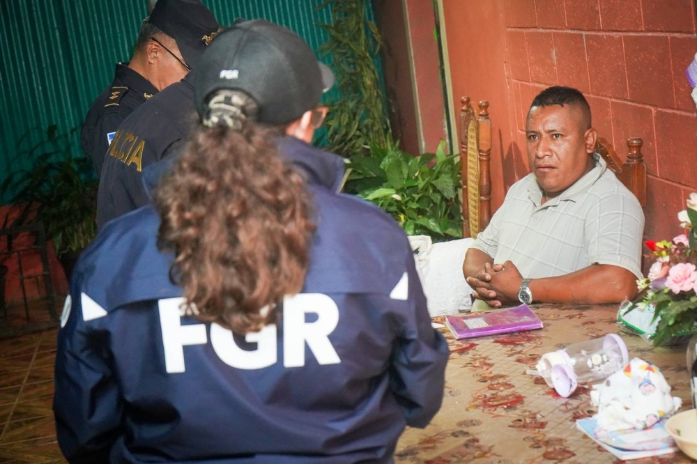Ordenan detener a 20 personas acusadas estafar a través de presuntos envíos de maletas
