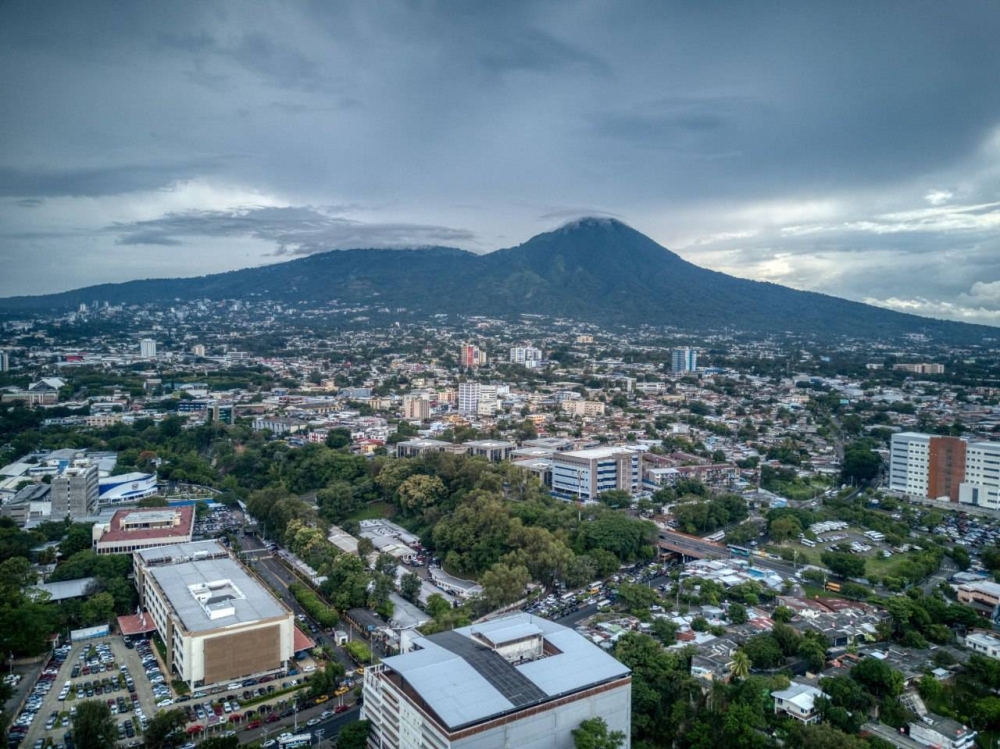 Un ambiente cálido y algunas lluvias persistirán este viernes