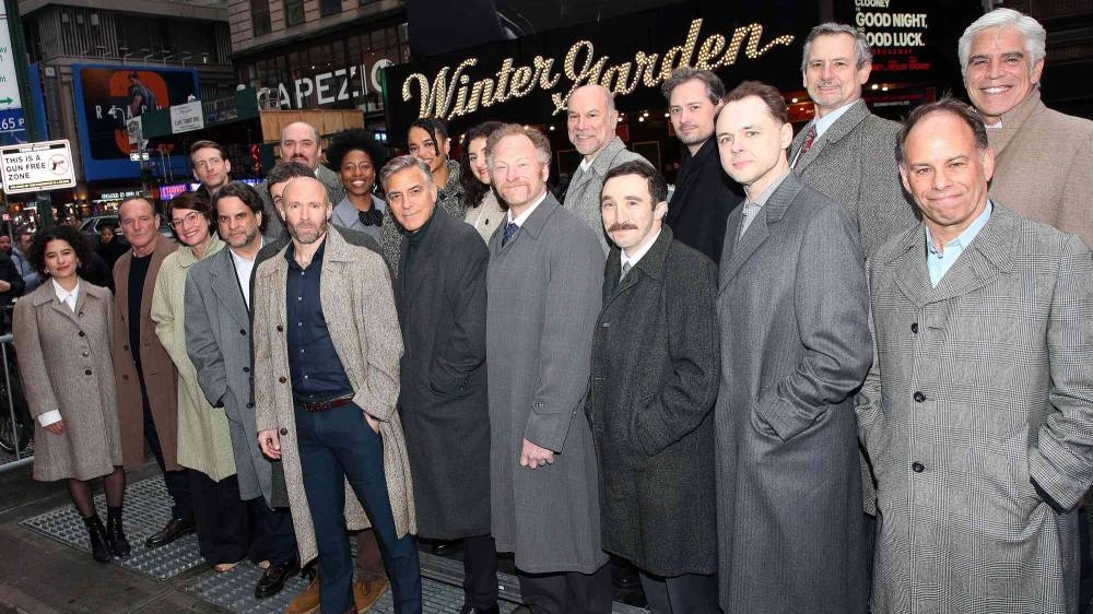 Jennifer López y Uma Thurman acogen a George Clooney en Broadway