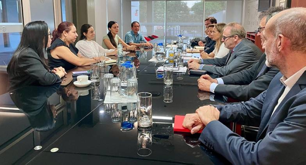 Secretaria de Estado de España se reúne con oenegés en El Salvador y visita la UCA