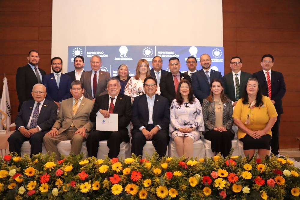 Universidad Pedagógica de El Salvador obtiene acreditación de Calidad en Educación Superior