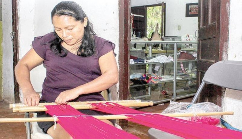 Ministro de Cultura declara bien cultural el «telar de Panchimalco»