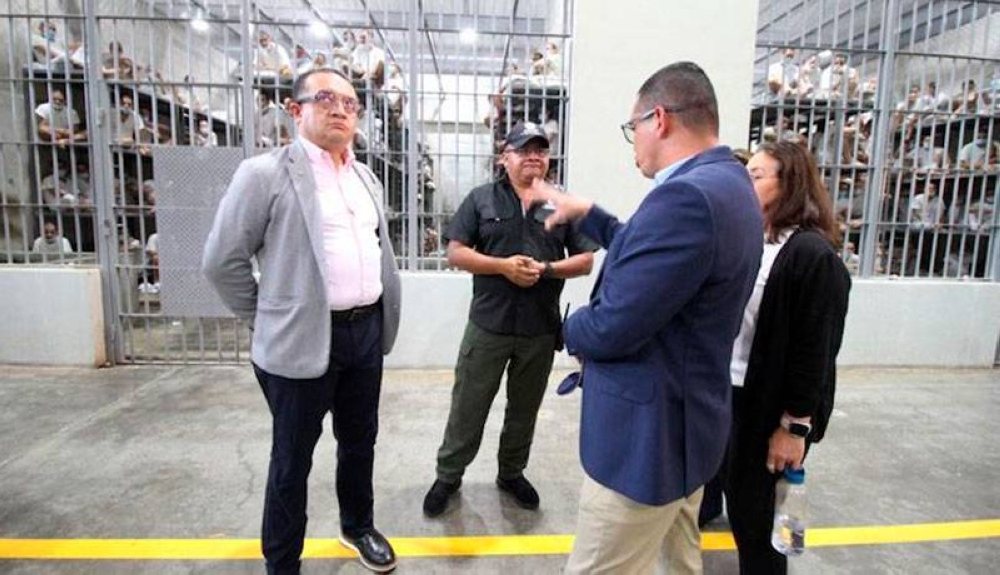 Ministro de Justicia de Costa Rica visita cárcel Cecot y dice que se «respetan los derechos fundamentales»