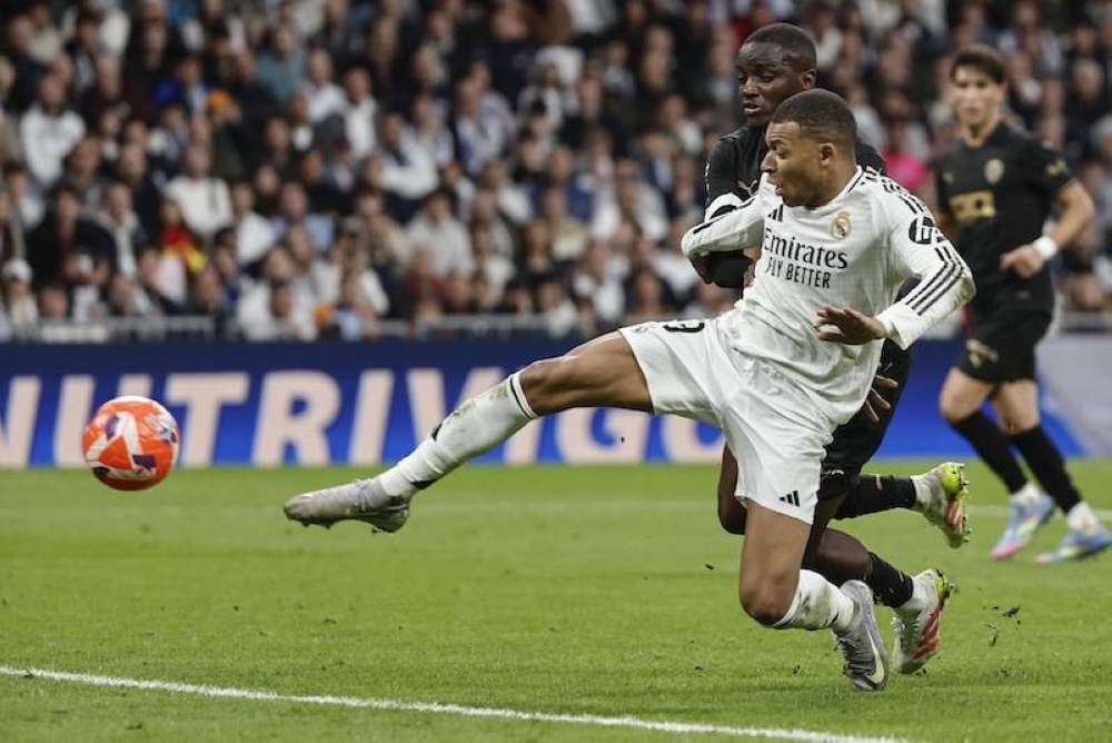 El Valencia derrota al Real Madrid en el Bernabéu y lo aleja del título