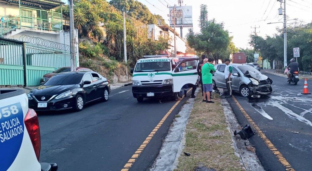 Mujer resultó lesionada al chocar su vehículo por esquivar a un perrito