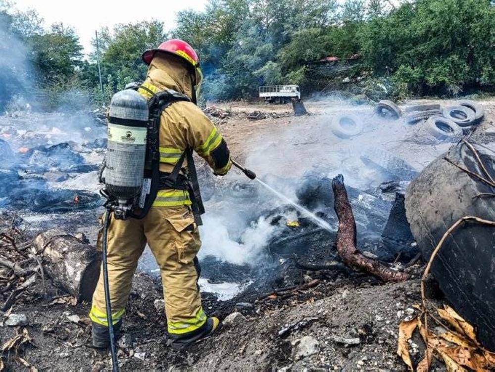 Bomberos sofocó incendio en maleza seca en El Rosario, La Paz
