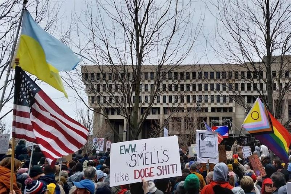 Manifestantes protestan contra los recortes de Trump y Musk en ciudades de todo EE.UU.