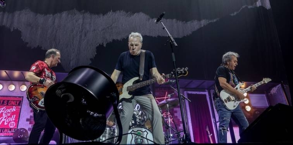 Hombres G lanza disco recopilatorio con nuevos duetos y prepara película para 2026