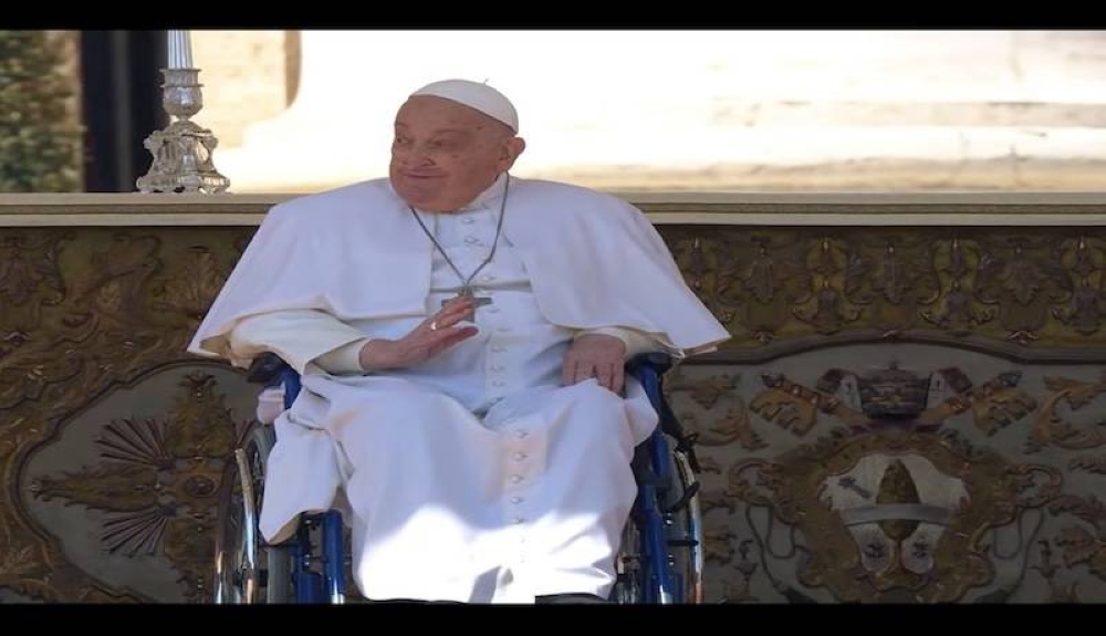 El papa vuelve ante los fieles por sorpresa en medio de su larga convalecencia