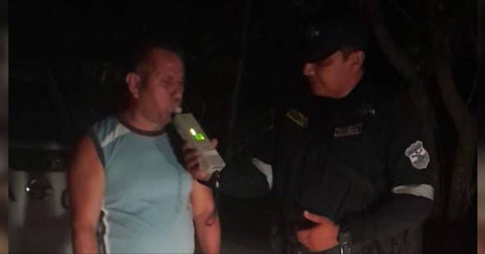 Detienen a conductor con 449 grados de alcohol en Chalatenango