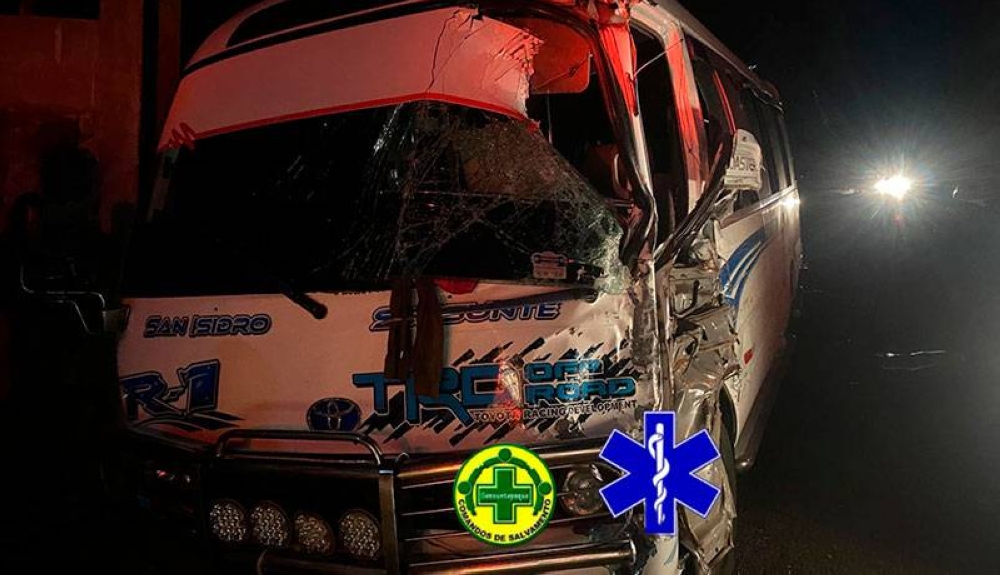 Choque entre camión y autobús deja múltiples lesionados en San Vicente