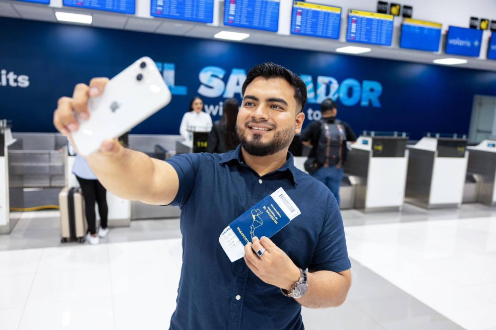 Nueva ventanilla de migración en el aeropuerto de El Salvador es para revalidar pasaporte