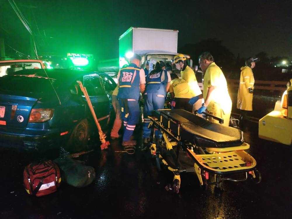 Un muerto y dos personas lesionadas en accidentes en este martes lluvioso