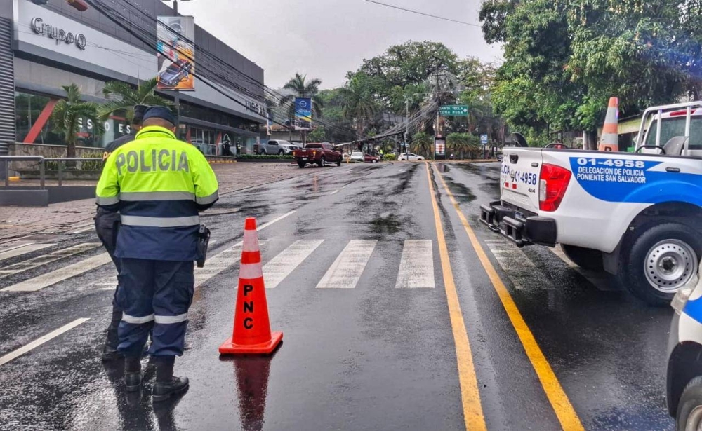 Video: Pick up choca contra un poste del tendido eléctrico en cercanías del Árbol de La Paz