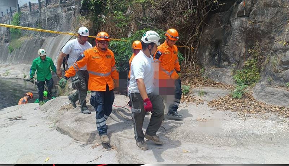 Hallan cuerpo de una mujer en una quebrada de La Paz