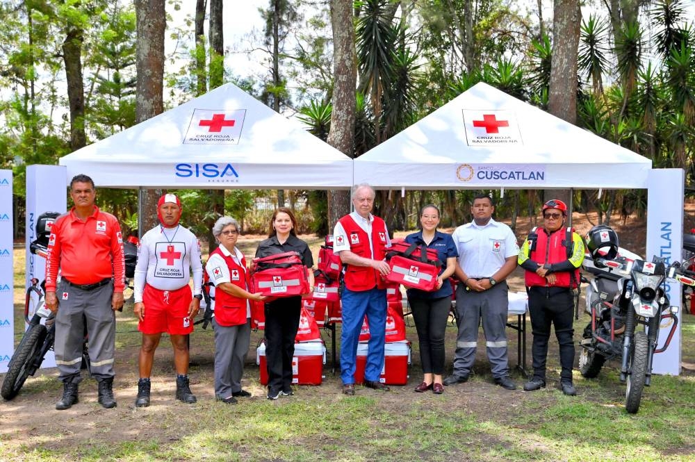 Banco CUSCATLAN y SISA Seguros refuerzan la seguridad de la Semana Santa con donativo a Cruz Roja Salvadoreña