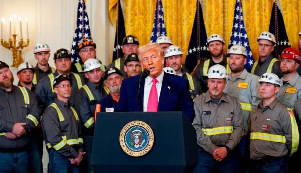 Trump firma ordenes ejecutivas para impulsar la industria del carbón