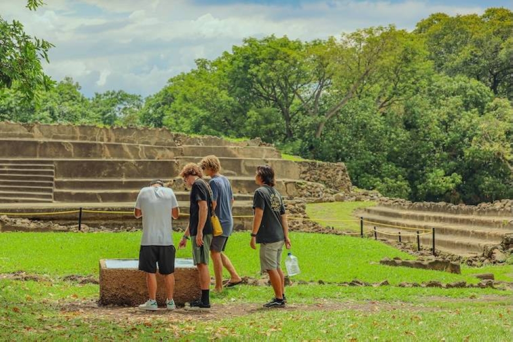 Bukele celebra alerta de viaje nivel 1 y proyecta récord histórico en turismo