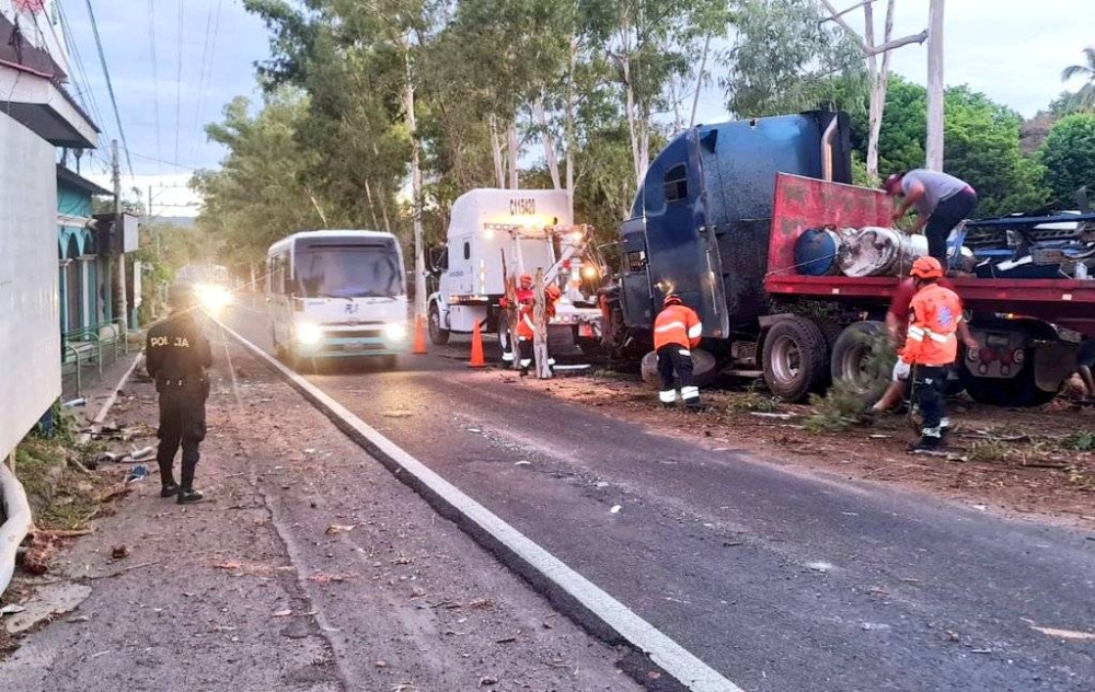 Rastra se sale del carril e impacta contra árboles en San Vicente