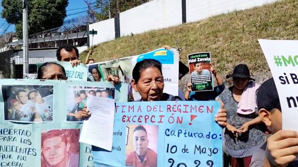 Familiares de víctimas del régimen hacen plantón frente a «Mariona» y piden su liberación