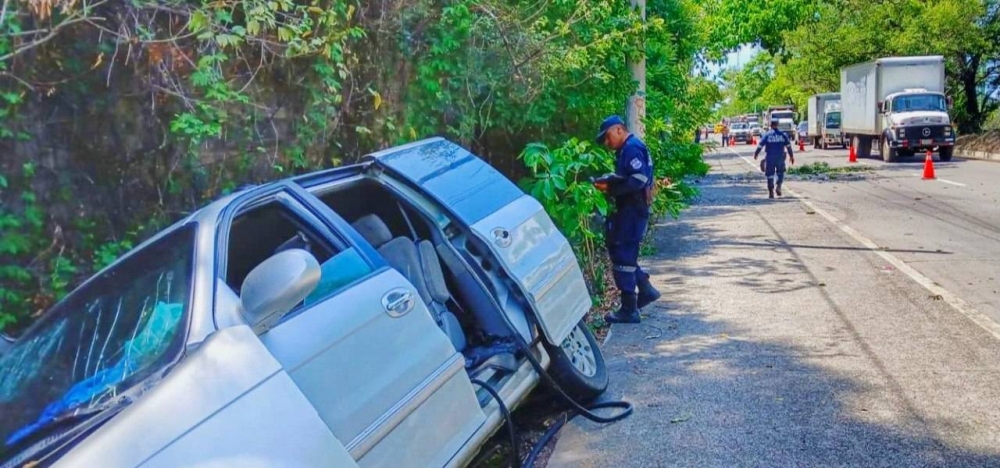 Cuatro personas lesionadas en accidente en carretera a Comalapa