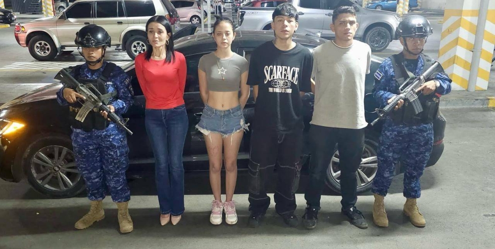 Detienen a cuatro sujetos con marihuana y $118 en centro comercial de San Salvador