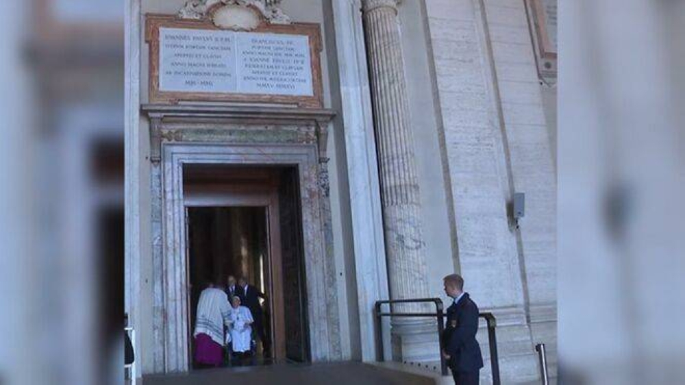 El papa aparece por sorpresa en la basílica de San Pedro para observar la restauración