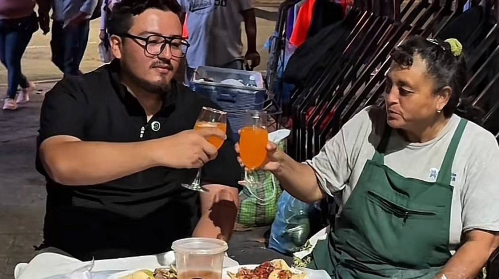 Tiktoker salvadoreño sorprende con «pícnics» a vendedores del centro capitalino