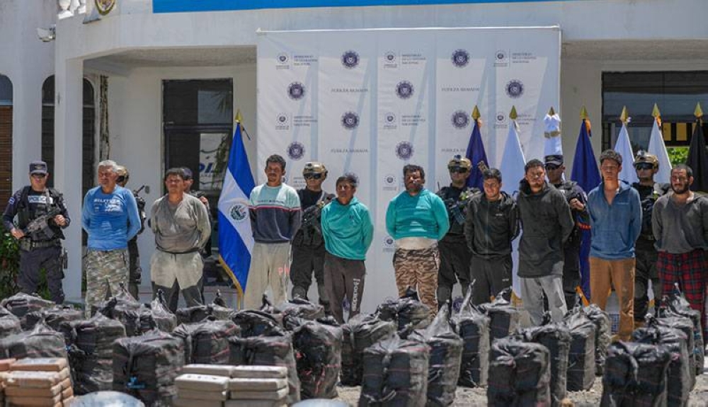 Autoridades presentan a extranjeros capturados por traficar 1.3 toneladas de cocaína en altamar