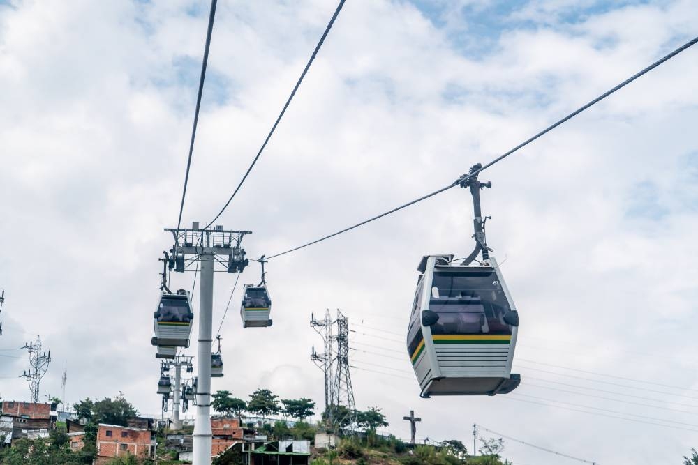 Obras Públicas confirma que construirá torres de metrocable afuera de la UES