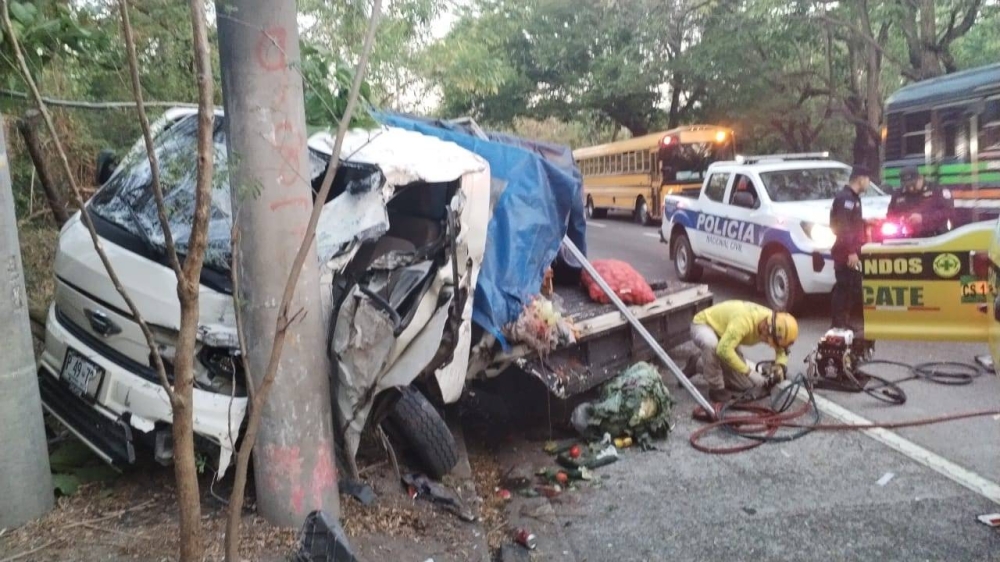 Accidente deja al menos dos lesionados en carretera a Comalapa