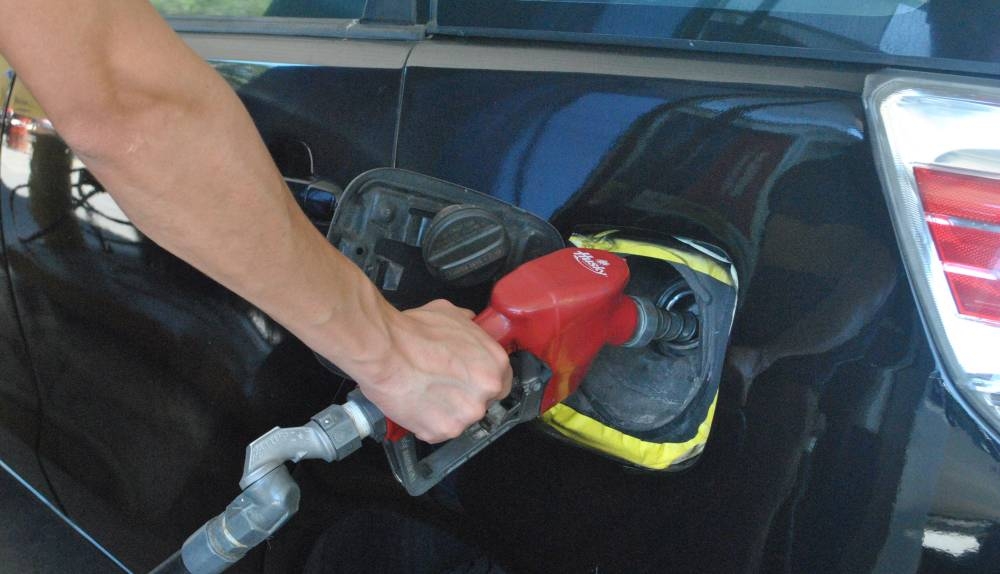 El petróleo de Texas, de referencia para El Salvador, cierra la semana en rojo por la guerra comercial