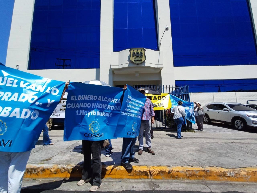 Afectados del fraude millonario de COSAVI llegaron a la Fiscalía a exigir información: esto sucedió