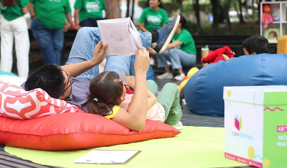 «Tiramos la biblio por la ventana» regresa con arte y libros a las calles de El Salvador