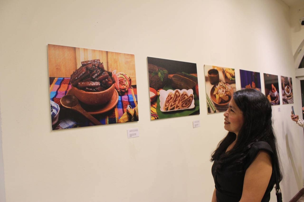 México y El Salvador celebran herencia cultural con expo-foto sobre fe y gastronomía