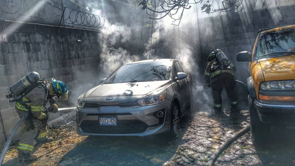 Un vehículo se incendió en un parqueo sobre la Alameda Roosevelt