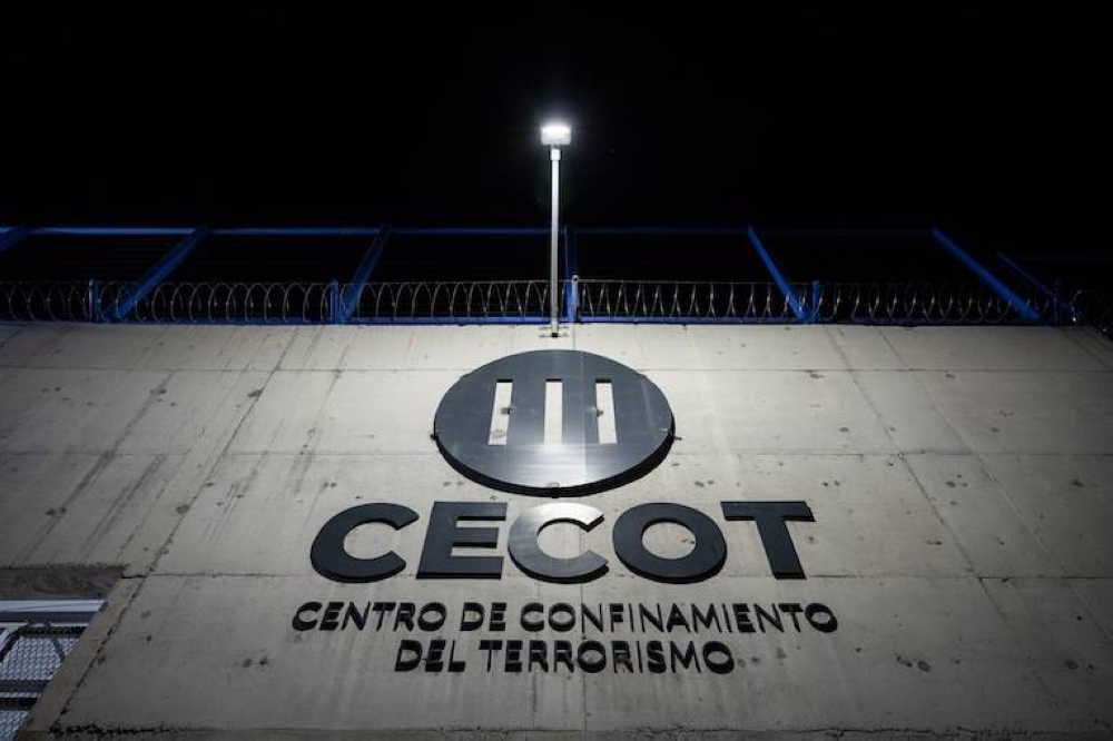 Empresario militar propone convertir al CECOT en “territorio estadounidense” y enviar hasta 100 mil detenidos