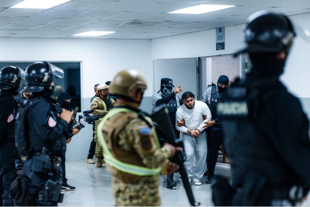 EEUU envió a otros 10 supuestos miembros del Tren de Aragua y pandilleros MS-13 al CECOT