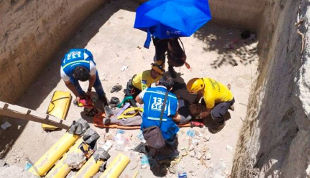 Anciano cae en fosa de cableado subterráneo en el Centro Histórico