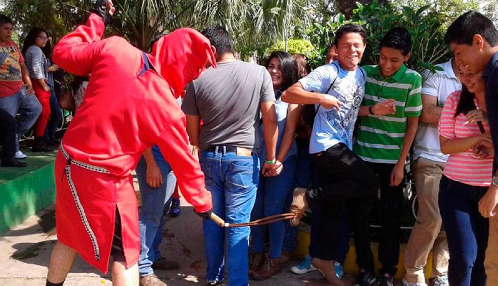 Los «talcigüines» expían a latigazos los pecados de los salvadoreños