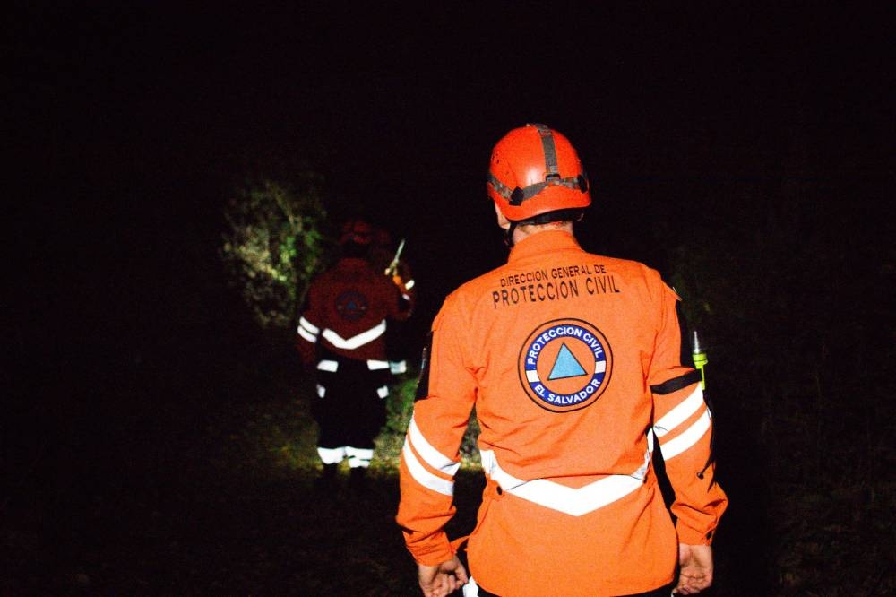 Rescatan a 30 turistas extraviados en el volcán de San Vicente