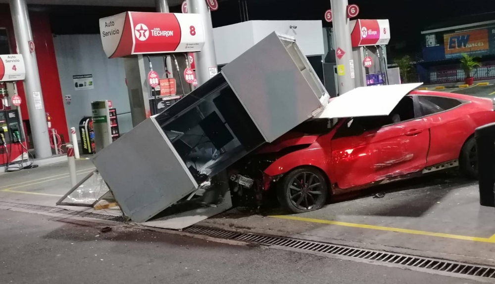 Vehículo chocó contra bombas de combustible en gasolinera y atropelló a motociclista
